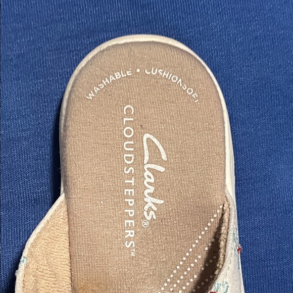 Clarks Cloudsteppers Women's White Floral Mules Size 7 VGC - Picture 2 of 6